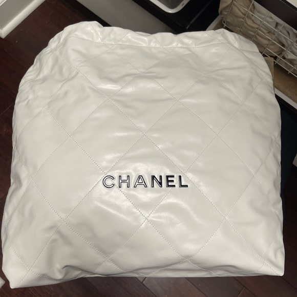 white large Chanel 22 bag with wallet, box, cards, dustbag, &. cleancloth - Picture 16 of 16